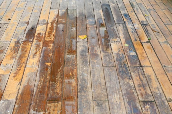 Công trình gỗ ngoài trời chịu tác động của thời tiết nắng mưa bị phai màu và hoen ố