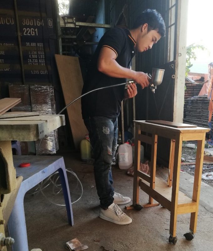 Thi công phun sơn lên màu cho gỗ