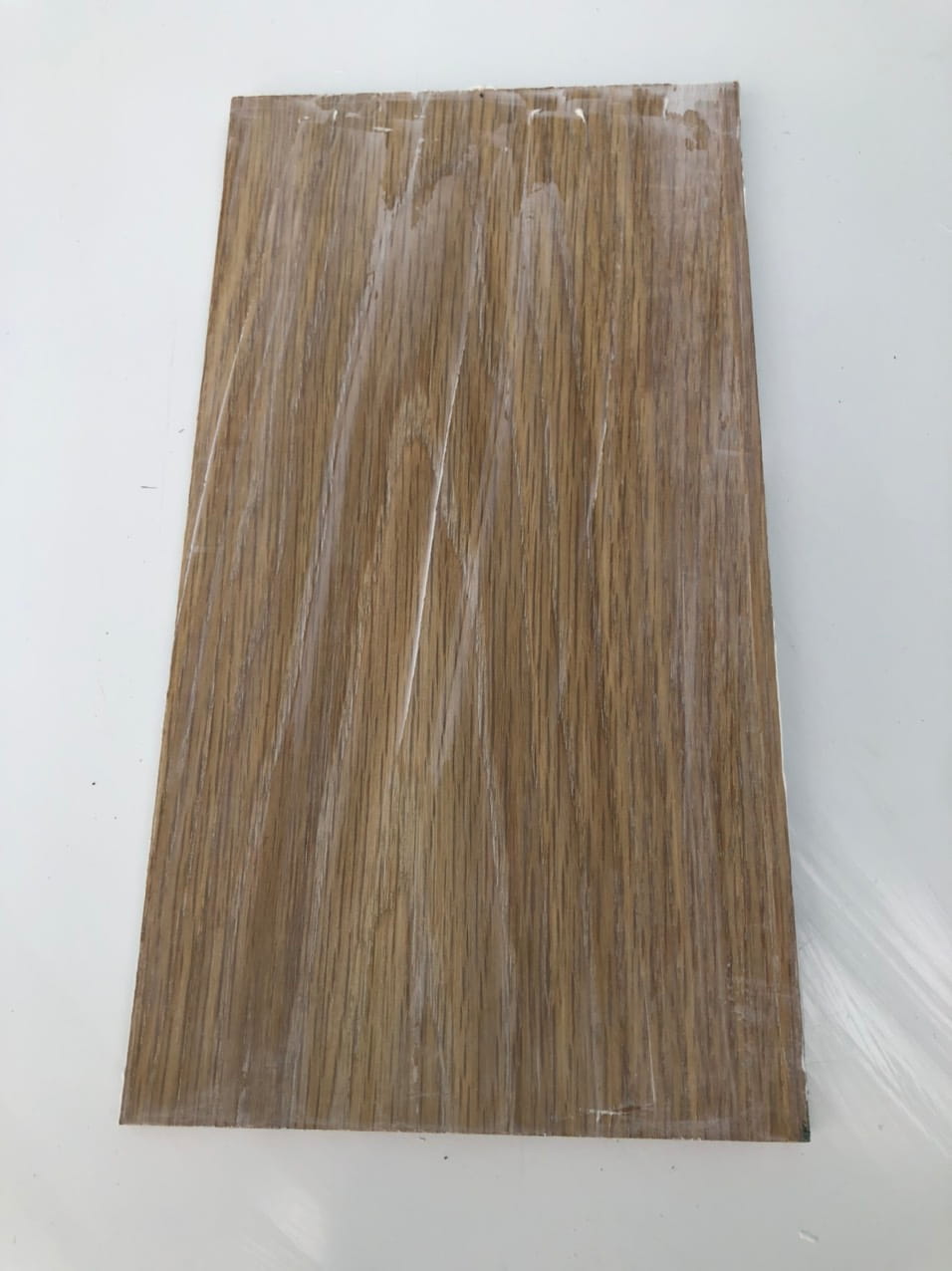 Trải keo Wood mastic lên bề mặt gỗ, cha xát vào tim gỗ và loại bỏ keo thừa
