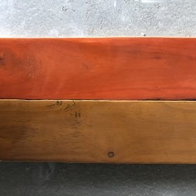 Phun stain màu trực tiếp lên gỗ